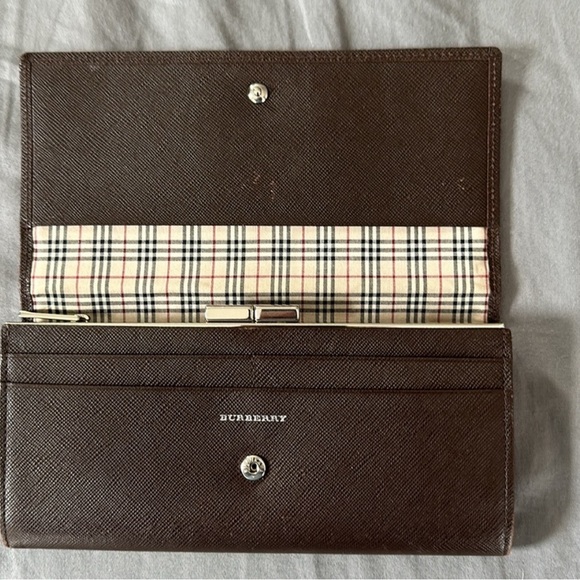 Authentic Burberry Long Wallet with Kisslock. Overall very nice and clean. - Picture 2 of 9